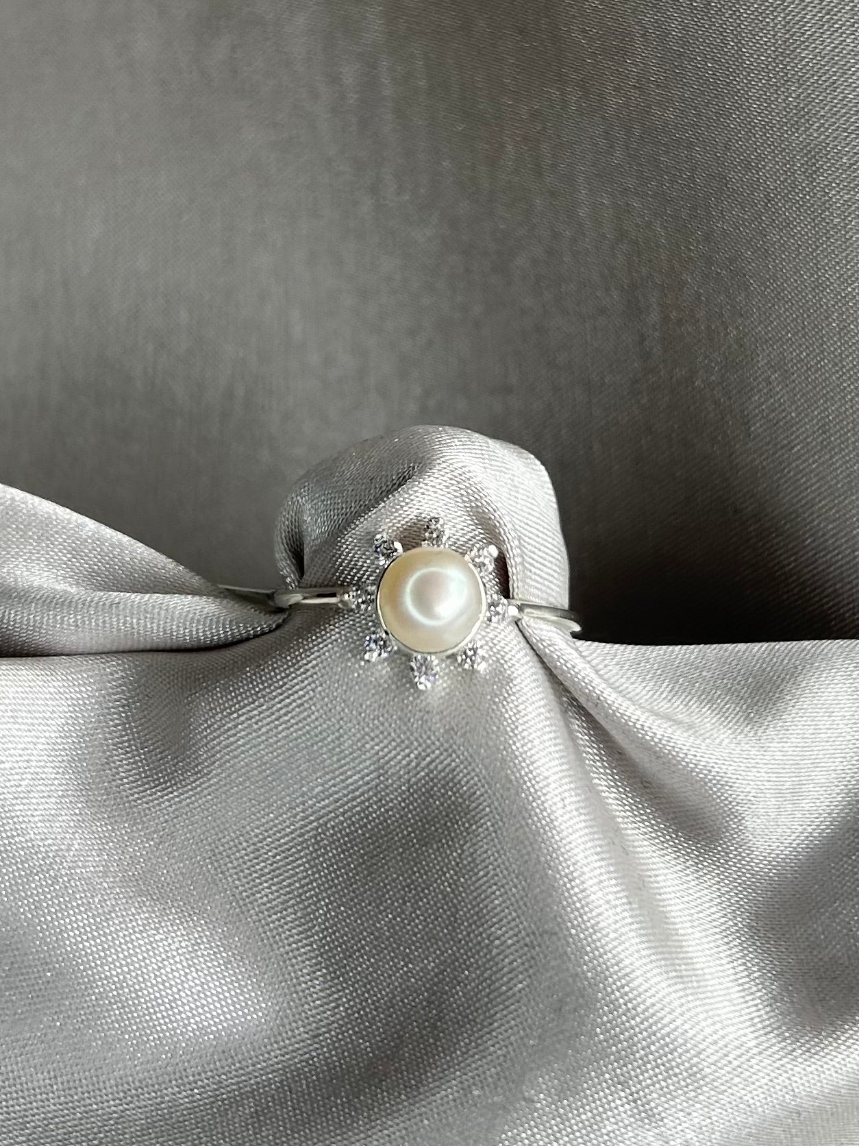 Anillo Flor Brillante con Perla
