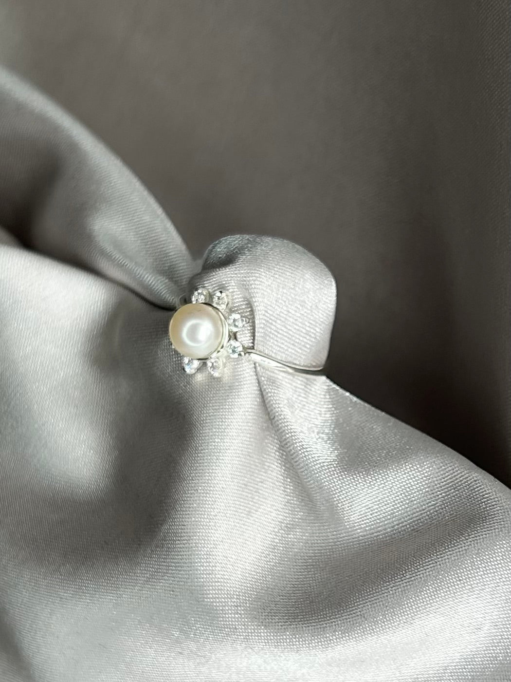 Anillo Flor Brillante con Perla