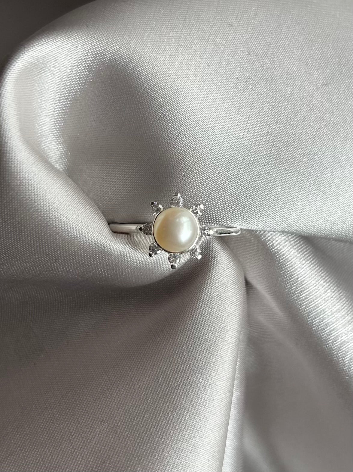 Anillo Flor Brillante con Perla