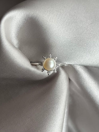 Anillo Flor Brillante con Perla