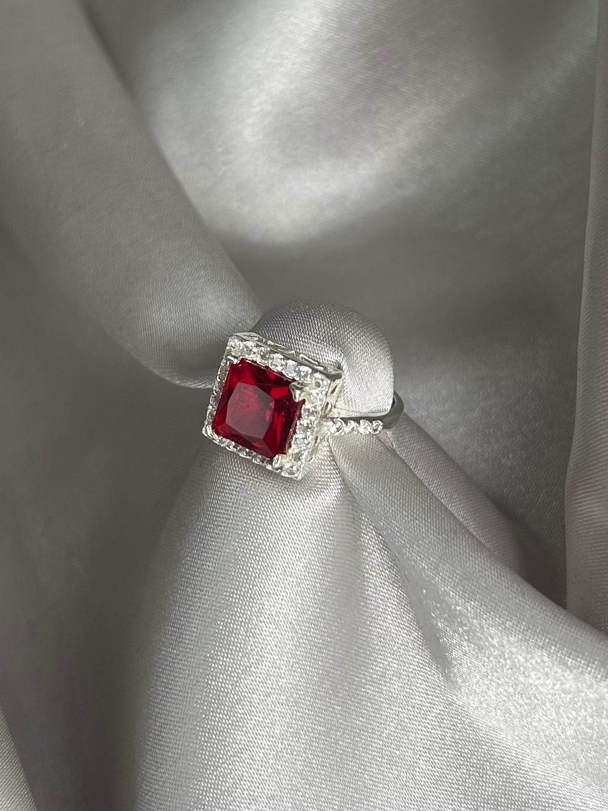 Anillo Zirconia Roja