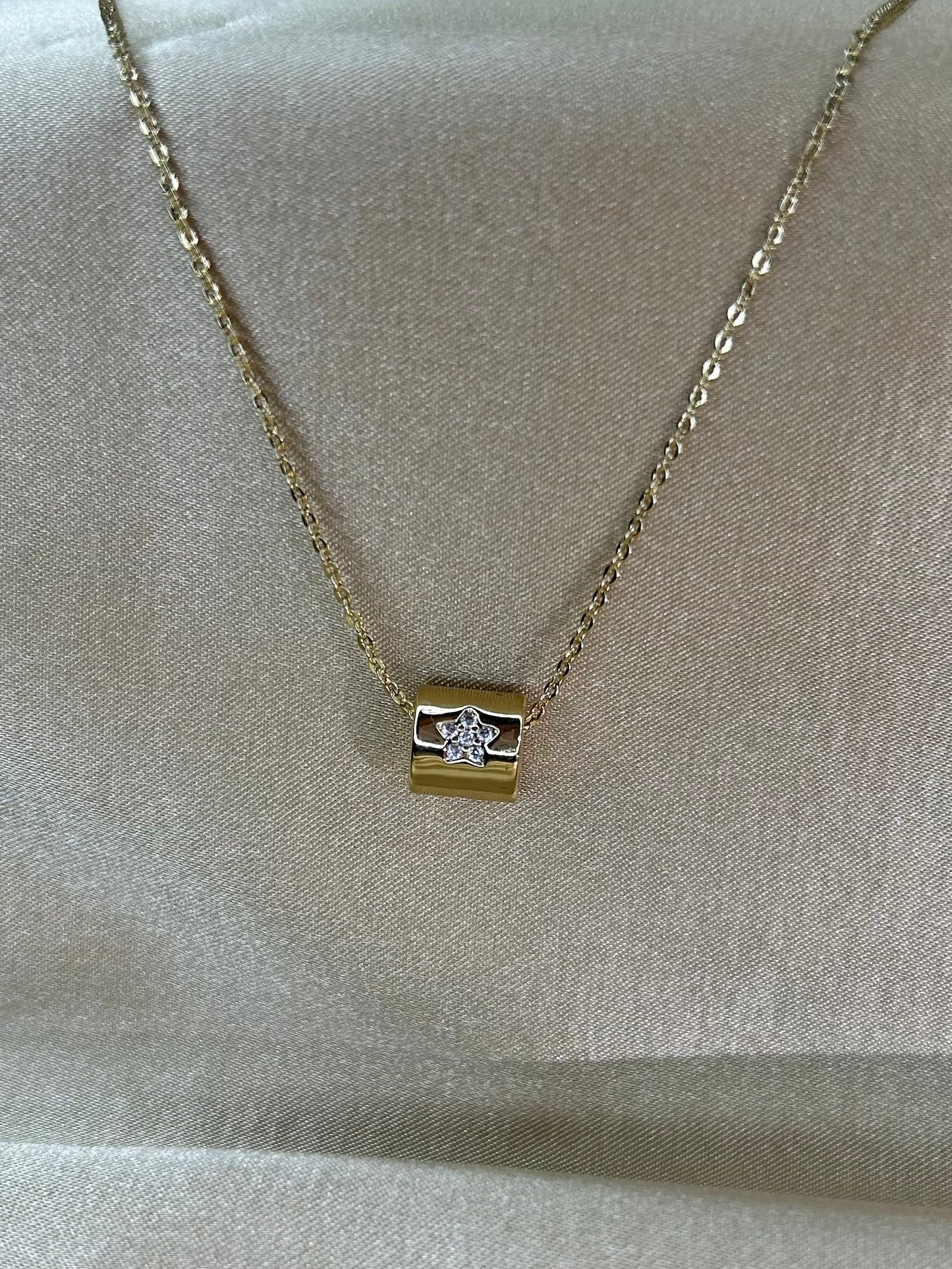 Collar con Dije de Cilindro
