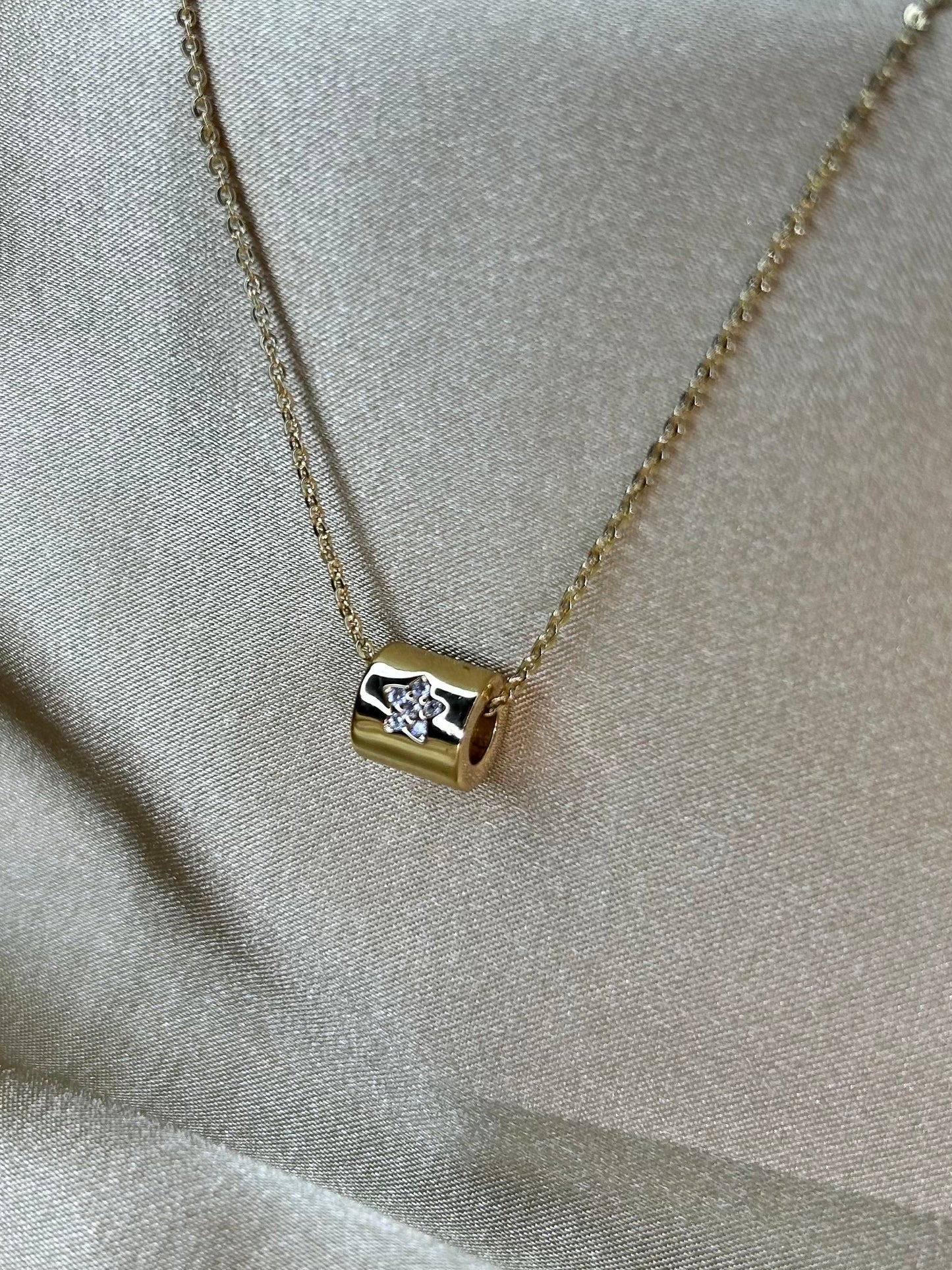 Collar con Dije de Cilindro