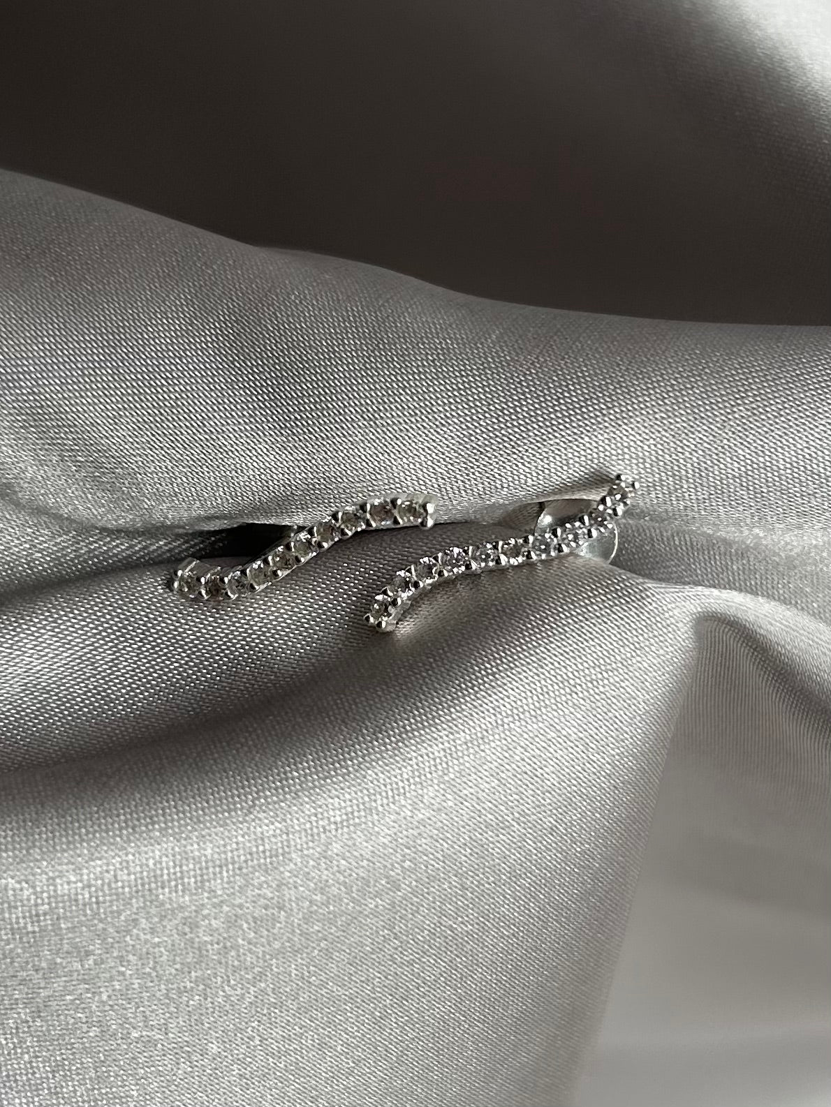 Aretes Ondulados con Zirconias